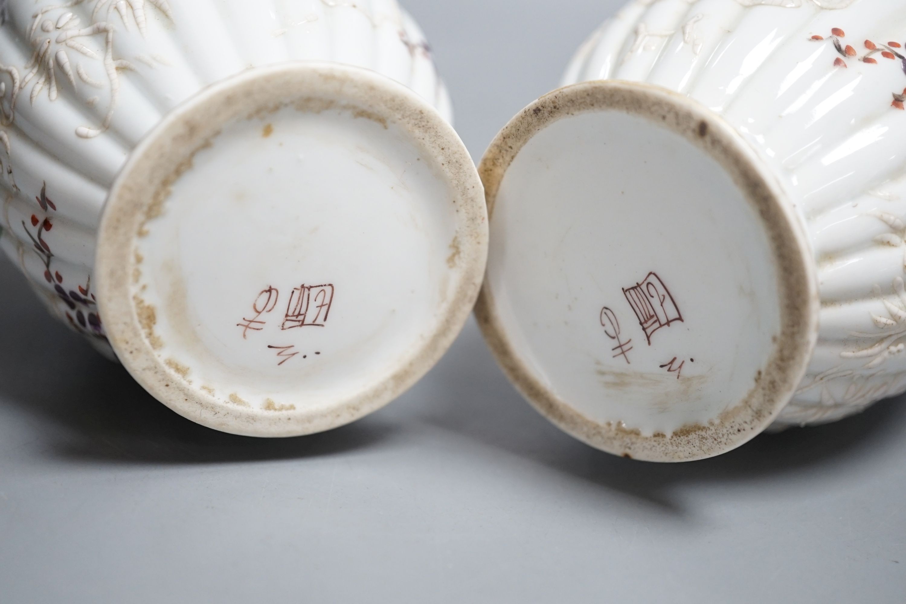 A pair of Paris porcelain Chinese armorial style porcelain tea caddies - 13.5cm tall